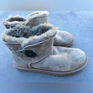 UGG MINI BAILEY BUTTON II GREY SHEEPSKIN SUEDE WOMEN'S BOOTS SIZE US 8/UK 6.5